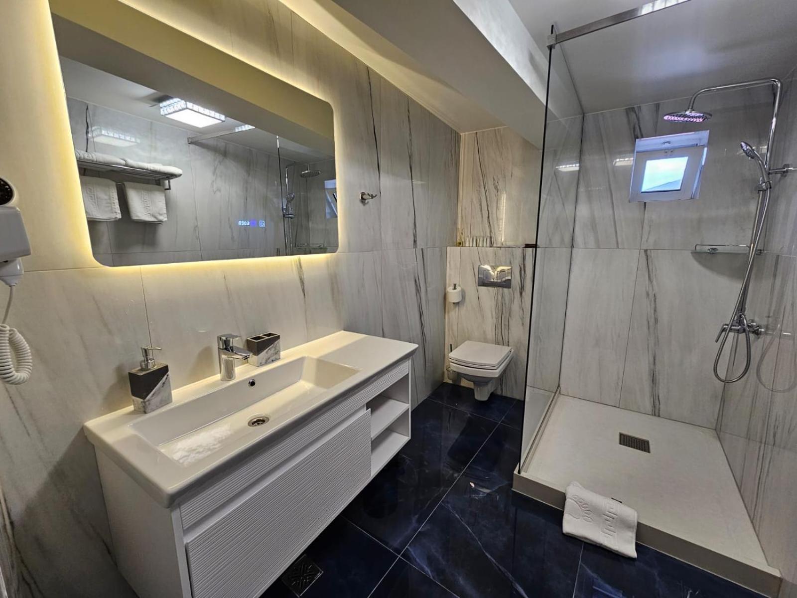 Hotel Queen Râmnicu Vâlcea المظهر الخارجي الصورة